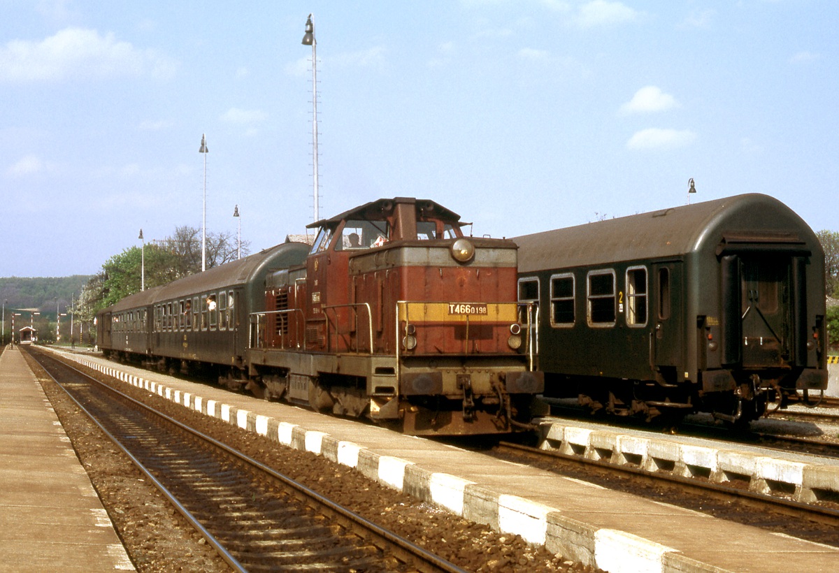 [1200x820] 735198a.jpg