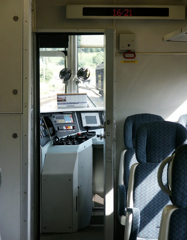 [600x768] 835inter1.jpg